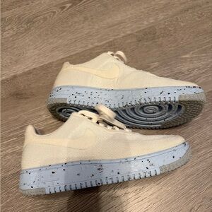 Nike Cream Sneakers with Light Blue Speckled Soles - size 7.5